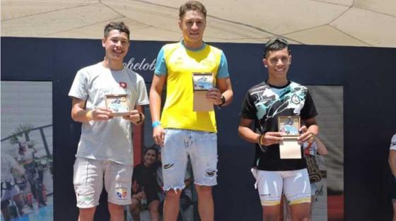 Andrés Ayala, primero de izquierda a derecha durante la premiación, al centro, Daniel Bustamante, medalla de oro y la derecha, Santiago Guzmán, bronce.