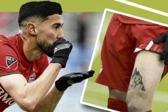 El jugador canadiense celebra un gol haciendo alusión al café de Colombia.