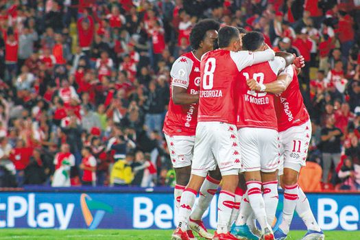 Independiente Santa Fe, de mala campaña, viene de golear 4-0 a Jaguares de Córdoba, con Agustín Julio como director técnico interino, / Santa Fe