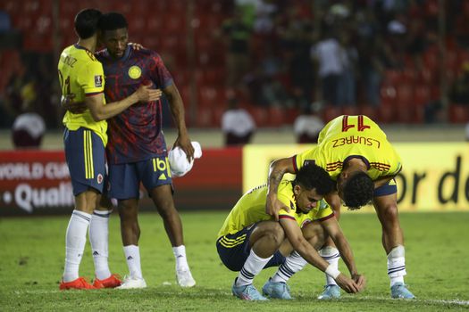 Los jugadores de Colombia se lamentan tras la no clasificación al Mundial de Catar 2022.