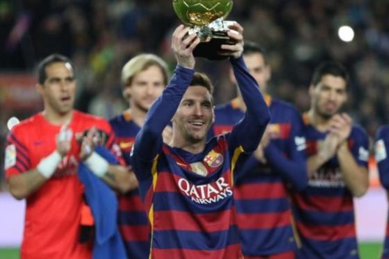 Messi presentando su Balón de Oro en el Camp Nou