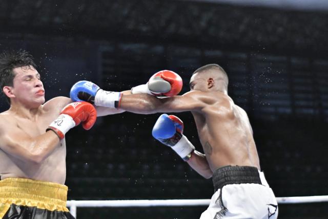 El boxeador colombiano Luis Quiñónez está en coma tras desplomarse durante combate