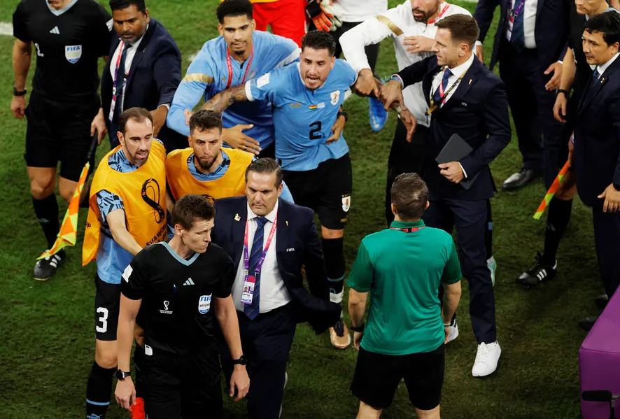Uruguayos increpan al arbitro