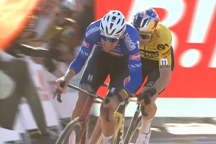 Final de infarto en Benidorm: Van der Poel hace sufrir a Van Aert