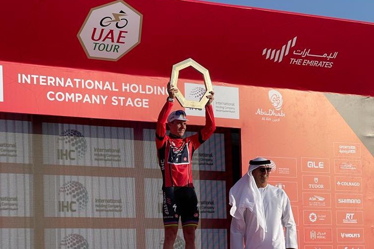 Remco Evenepoel, sufriendo, se corona campeón del Tour de UAE