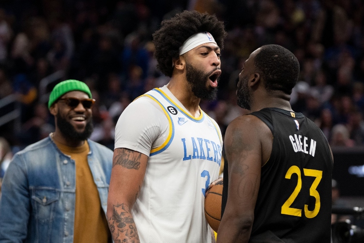 Lakers superaron a los Warriors y sueñan con la postemporada