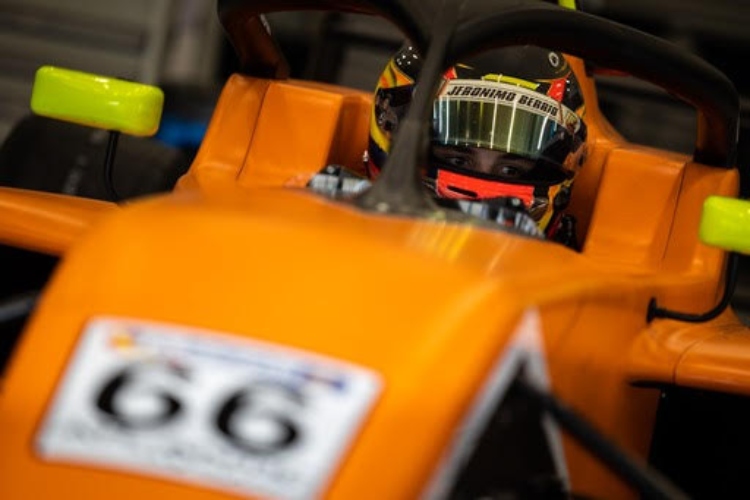 Buen inicio de temporada para Jerónimo Berrío en la F4 Española