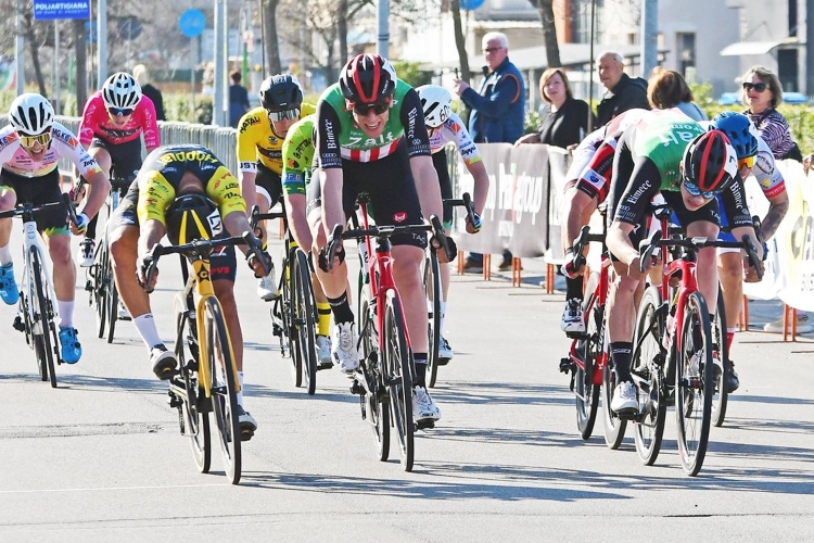 Victoria colombiana en el Critérium de Montelupo Fiorentino, Italia