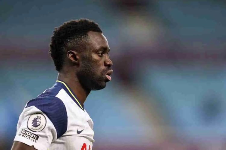 Hinchas se despachan contra Davinson tras grosero error