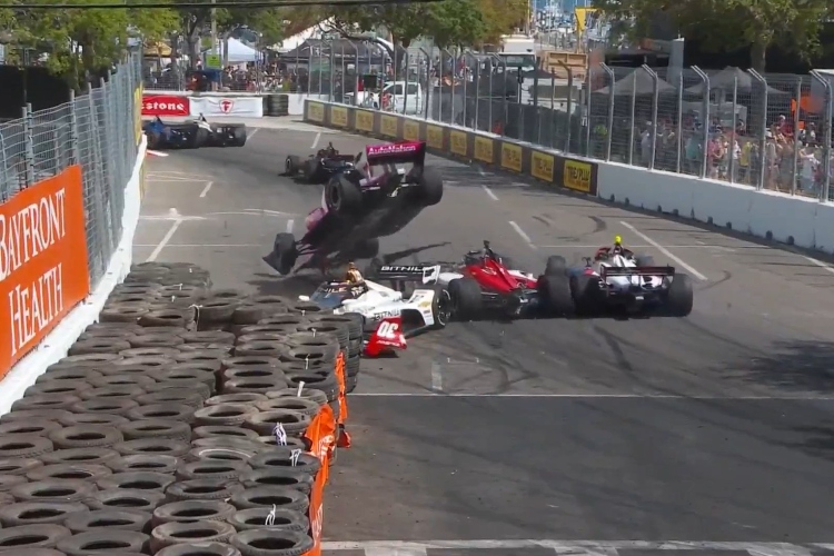 Un fuerte accidente se vivió este domingo en el GP de San Peterburgo en Miami, luego de que varios autos de la Indy Car chocaran fuertemente