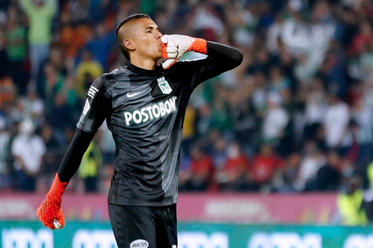 Ojeador de los Spurs despedido por revelar interés por colombiano