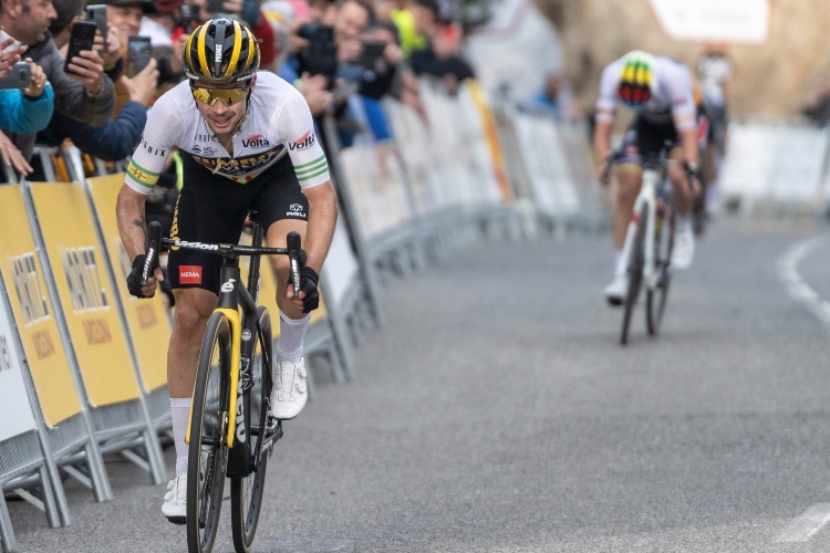 Primoz Roglic le muestra como se gana en España a Evenepoel