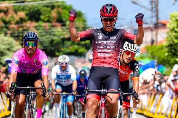 Malas noticias: Colombiano sufrió dura caída en el Giro de Sicilia