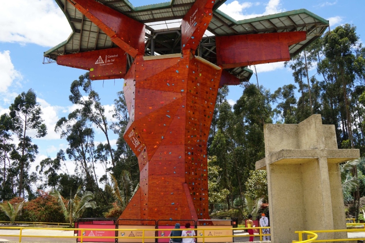 La atracción de escalada en La Catedral de Sal de Zipaquirá