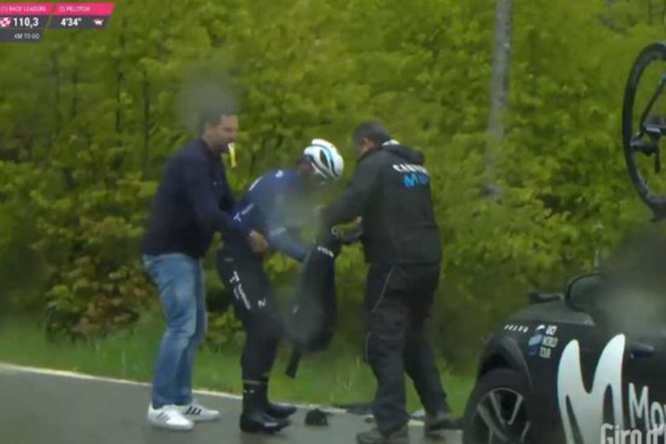 Dura caída: Fernando Gaviria se fue al piso en el Giro de Italia