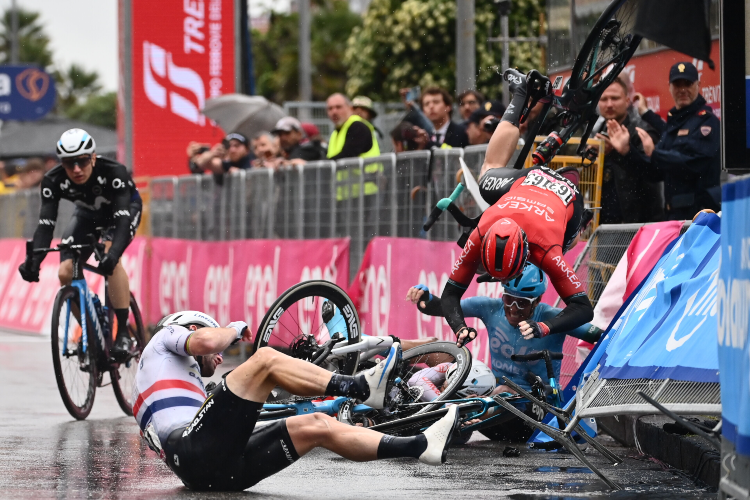 Accidentada etapa en el Giro de Italia: Remco Evenepoel y Fernando Gaviria involucrados