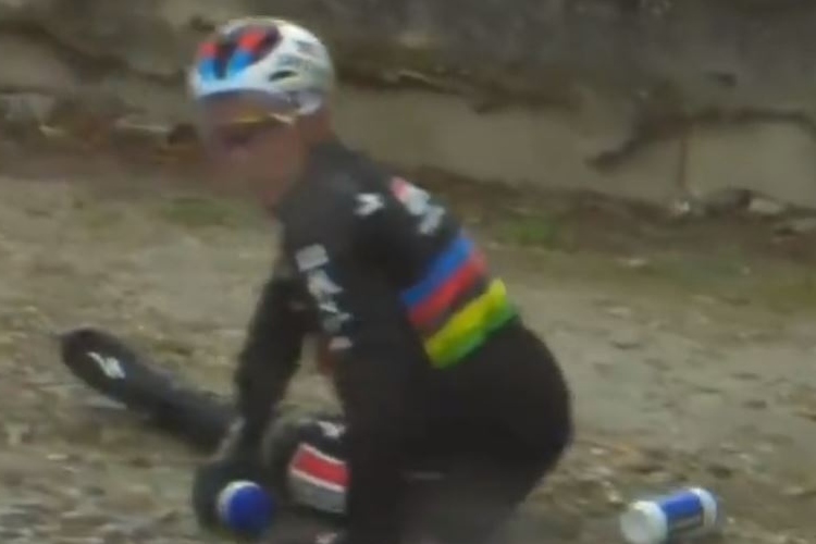 ¡Por un perro! Vea la dura caída de Evenepoel en el Giro de Italia (Vídeo)