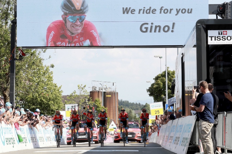 El conmovedor homenaje que el pelotón le rindió a Gino Mader