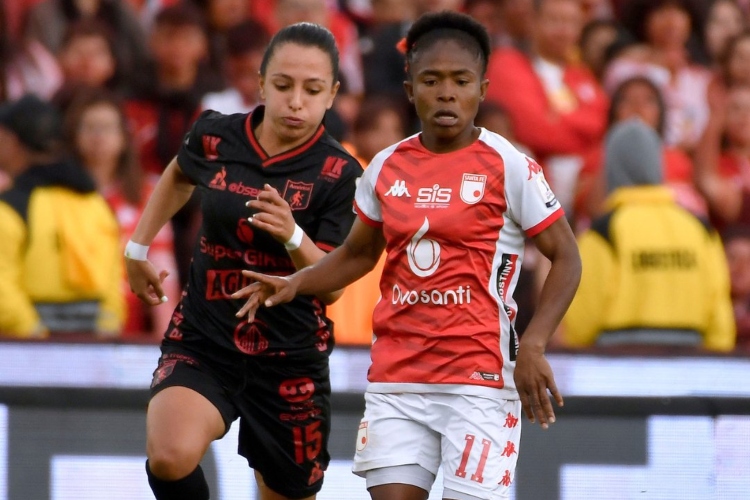 Las Leonas pegaron primero en la ida de la final de la Liga Femenina ante América
