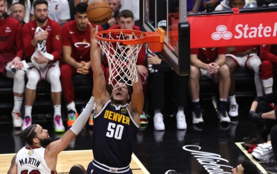 Nuggets dan duro golpe a Heat y se acercan al anillo de la NBA