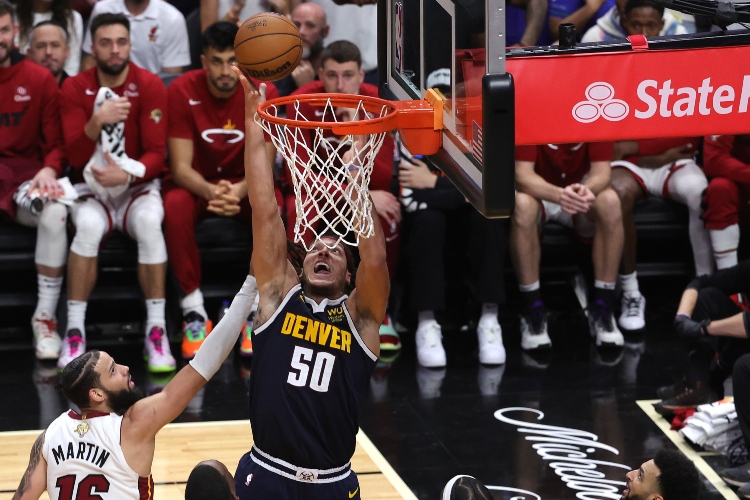 Nuggets dan duro golpe a Heat y se acercan al anillo de la NBA