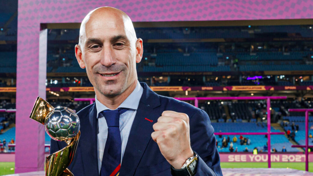 La FIFA anunció este sábado la suspensión provisional del presidente de la Federación Española de Fútbol, Luis Rubiales, quien besó sin consentimiento a la jugadora Jenni Hermoso el pasado domingo después de la final del Mundial.