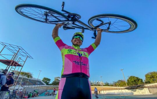 El ciclista barranquillero Francisco Jaramillo recibió la presea de plata en Campeonato Mundial del Keirin en Cali