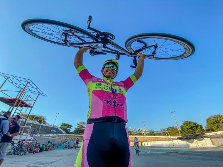 El ciclista barranquillero Francisco Jaramillo recibió la presea de plata en Campeonato Mundial del Keirin en Cali