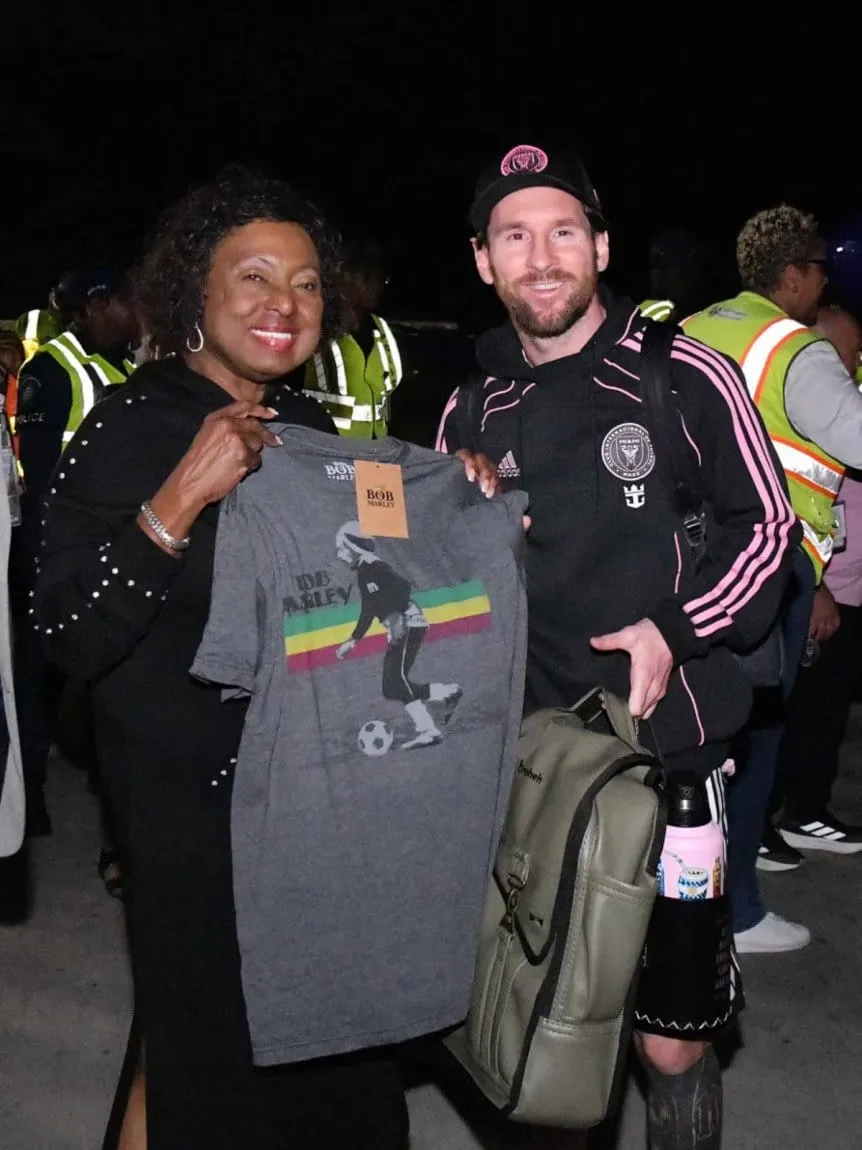 lionel-messi-regalo-bob-marley_w862