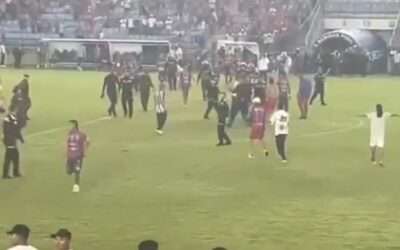 Hinchas del Unión Magdalena invadieron la cancha del Sierra Nevada - Foto: Captura de video