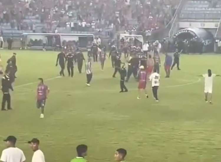 Hinchas del Unión Magdalena invadieron la cancha del Sierra Nevada - Foto: Captura de video