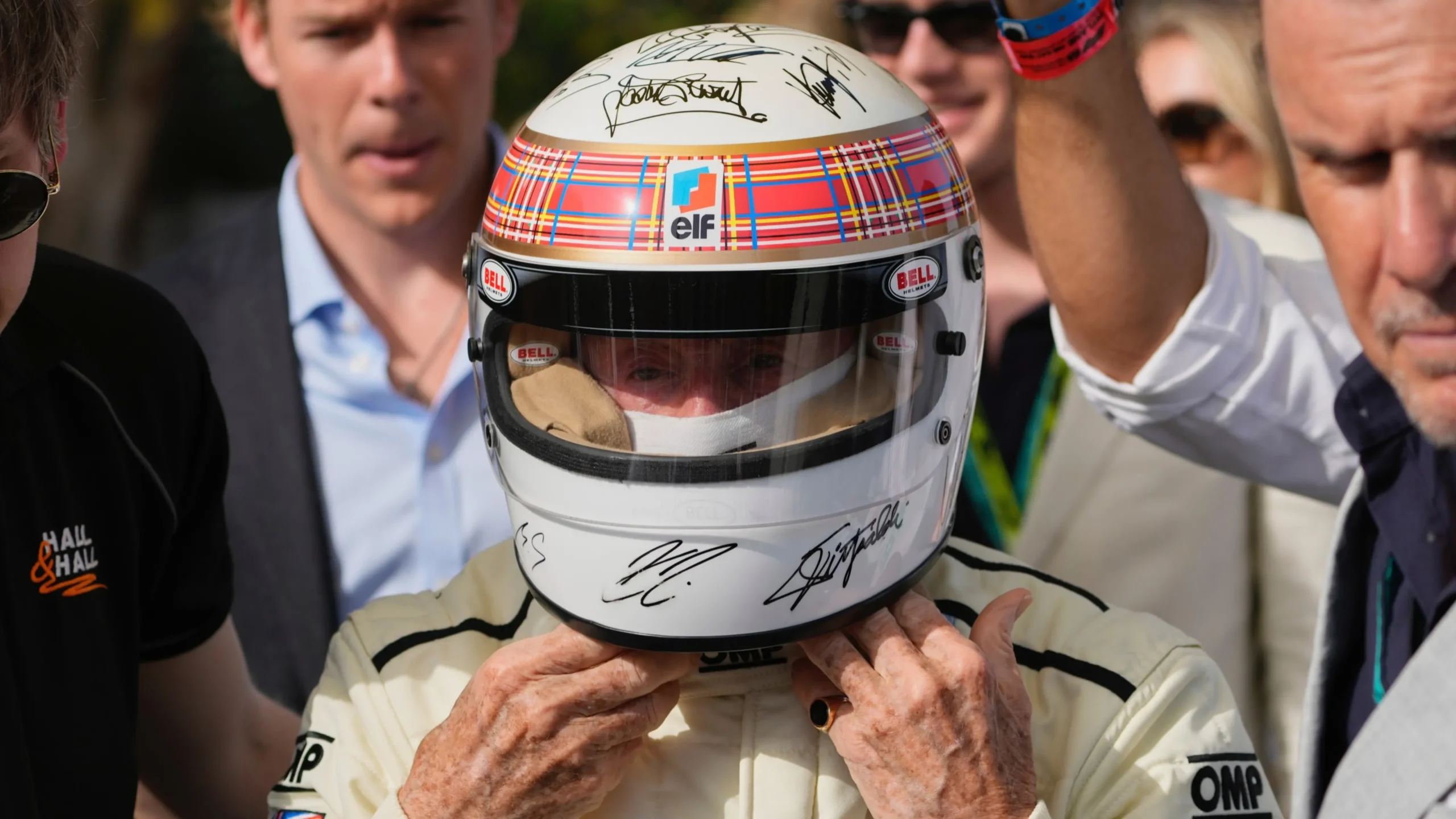 casco-jackie-stewart-firmado-pilotos-f1-4314534
