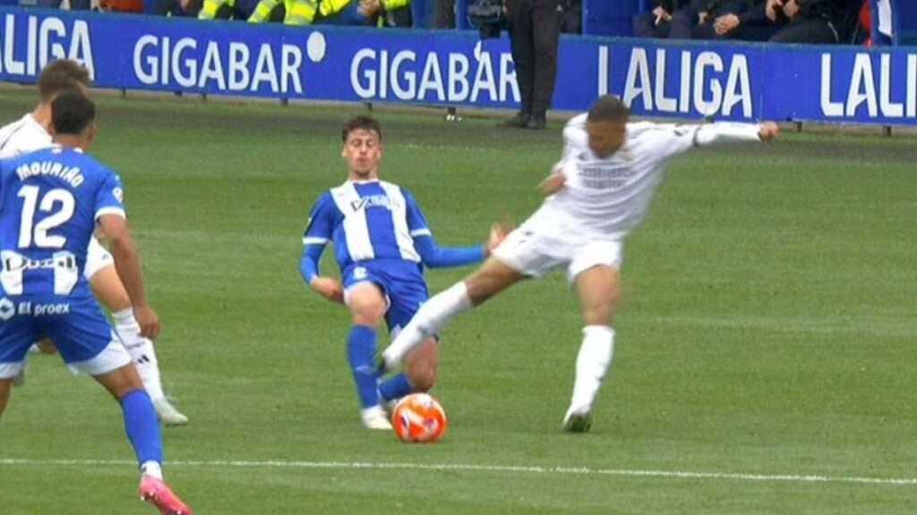 entrada-criminal-mbappe-expulsado-por-primera-vez-en-el-real-madrid-por-pisoton-a-antonio-blanco-092842-1024x576