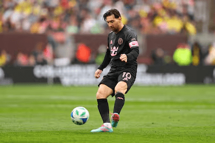 lionel-messi-durante-el-partido-entre-inter-miami-YH7HZSPPBNEXBPKER54FI37MOE
