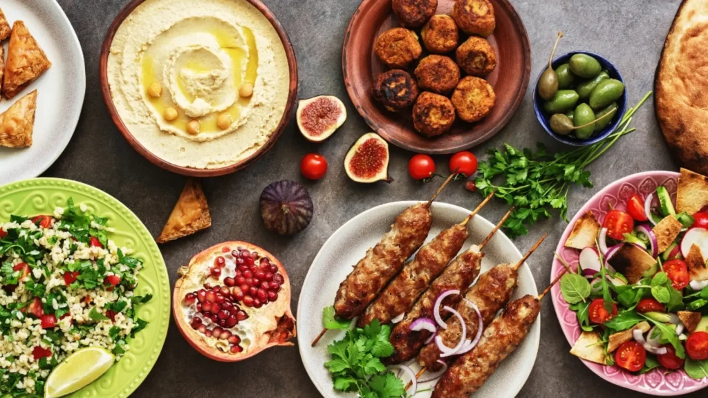 mesa-llena-de-comida-arabe