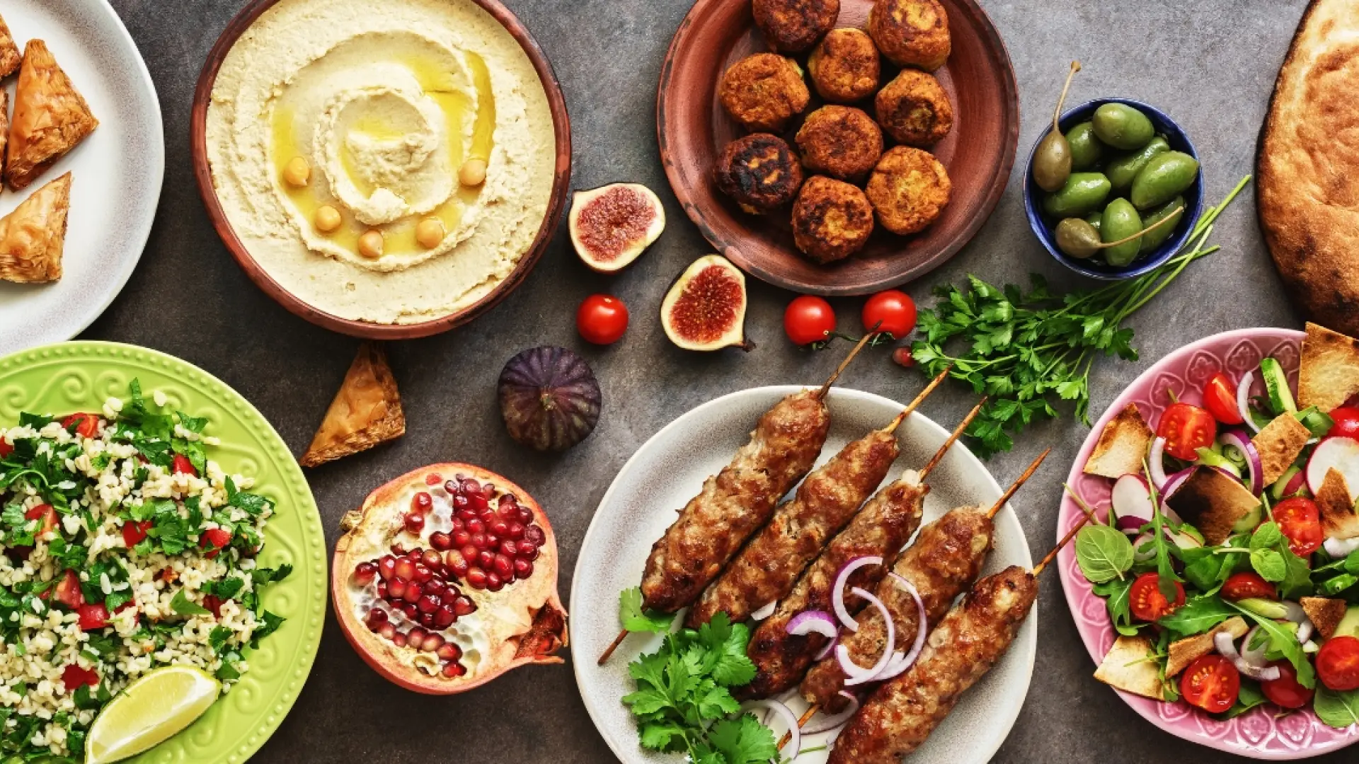 mesa-llena-de-comida-arabe