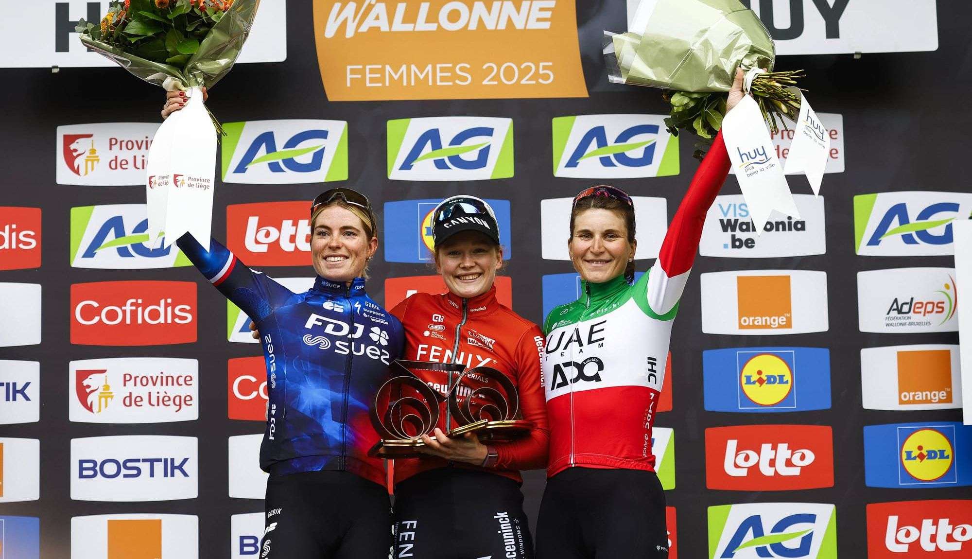 podio-de-la-flecha-valona-2025-con-pieterse-vollering-y-longo-borghini