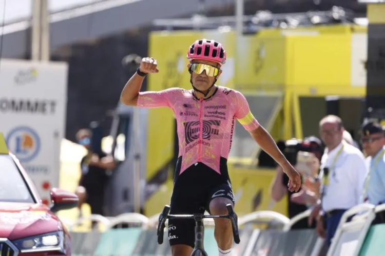 Carapaz brilla en la etapa 11 del Giro; Bernal es quinto y sigue firme
