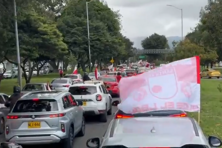 Caos en el aeropuerto El Dorado por recibiento a Santa Fe - Imagen @NacionColombiaX