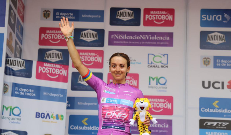 Diana Peñuela gana al sprint en Girardot y lidera la Vuelta a Colombia Femenina