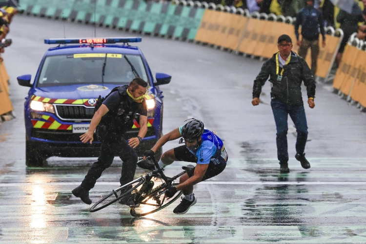 Golpiza policial a espontáneo en el Tour de Francia