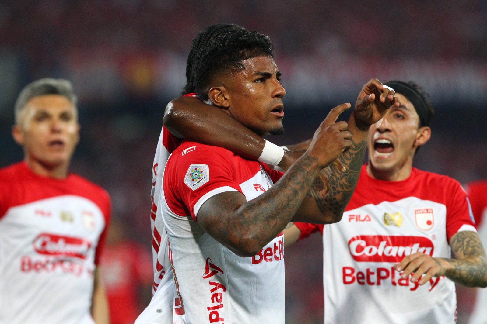Santa Fe logró remonta con una victoria clave frente al América de Cali, imponiéndose 2-1 en el estadio El Campín.