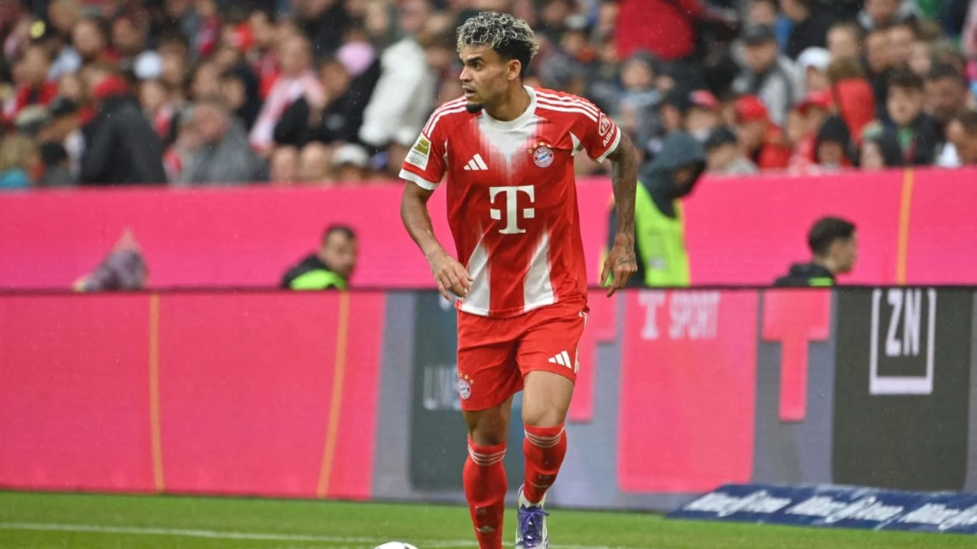Luis Díaz deslumbra en su debut con el Bayern Múnich lo que realmente dejó boquiabiertos a los aficionados y medios fue su despliegue técnico