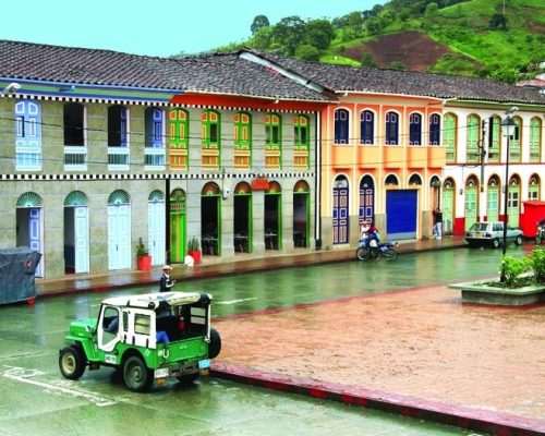 Pijao Quindío existe un destino igual de encantador y menos explorado, destaca por sus fachadas coloridas, arquitectura tradicional