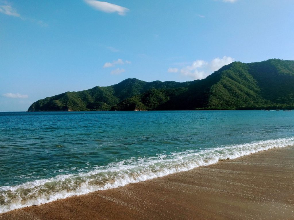 Bahía Neguanje, a solo unos minutos de Santa Marta un destino que combina aguas cristalinas, biodiversidad marina y tranquilidad absoluta.