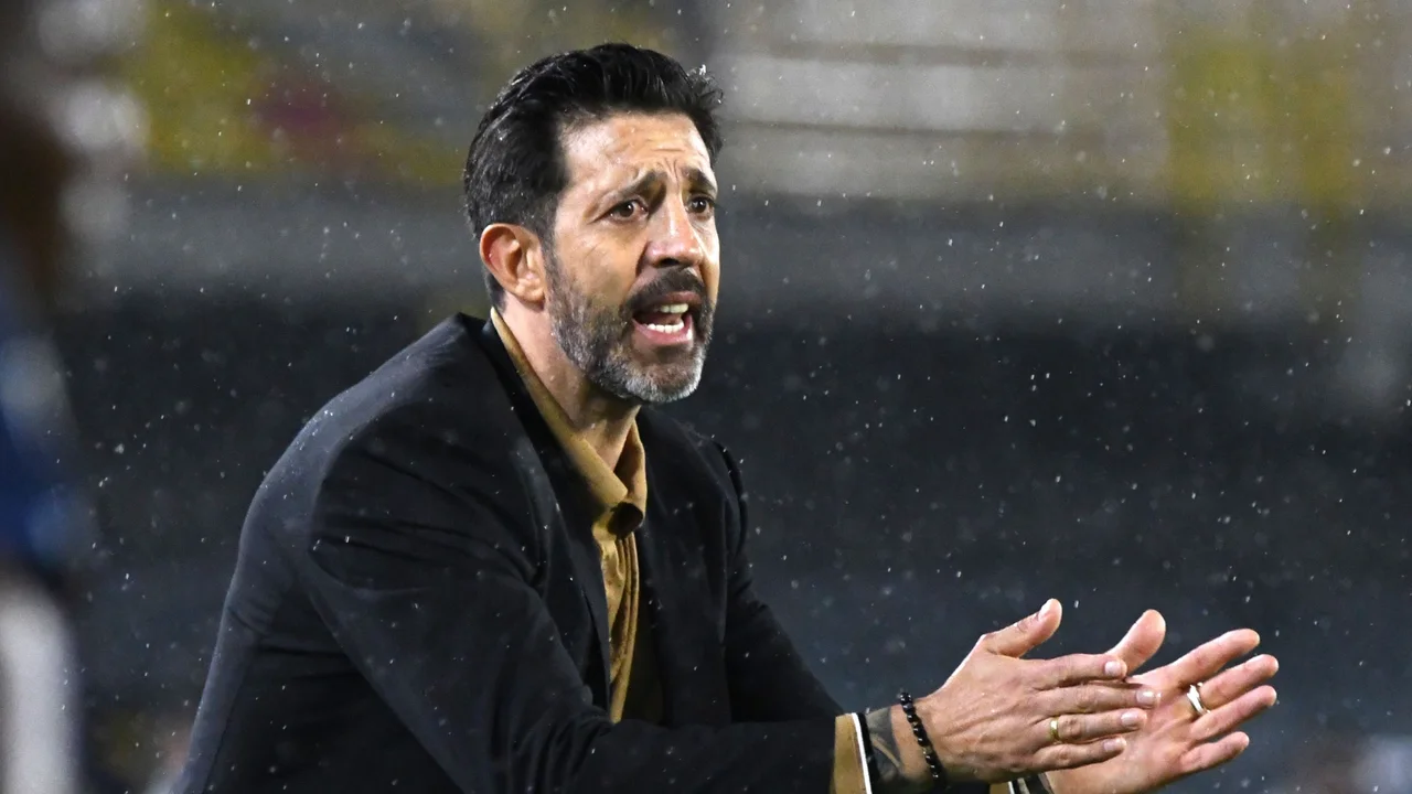 Jorge-Bava-podria-salir-de-Santa-Fe