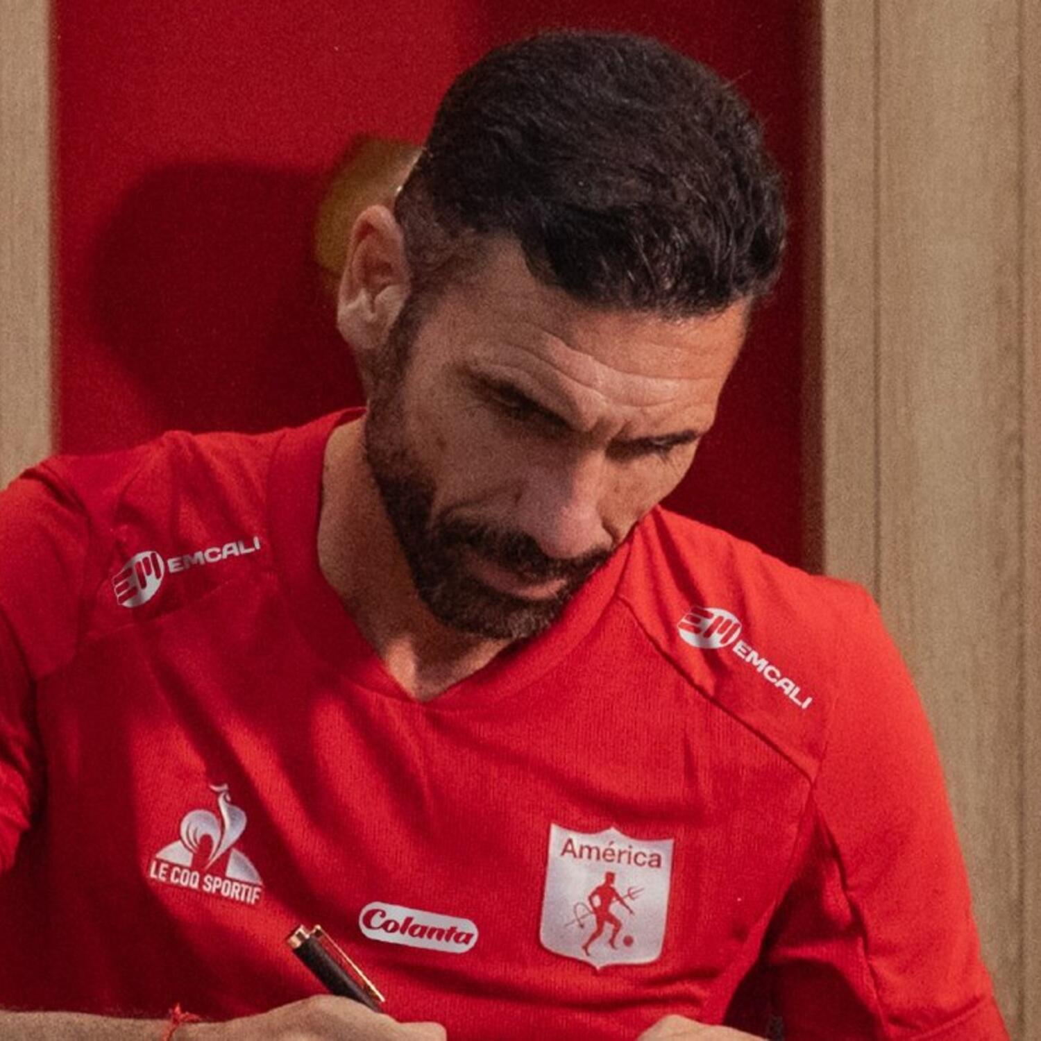 Gabriel Raimondi enfrenta su posible salida de América de Cali tras quedar en el penúltimo lugar de la tabla de posiciones.