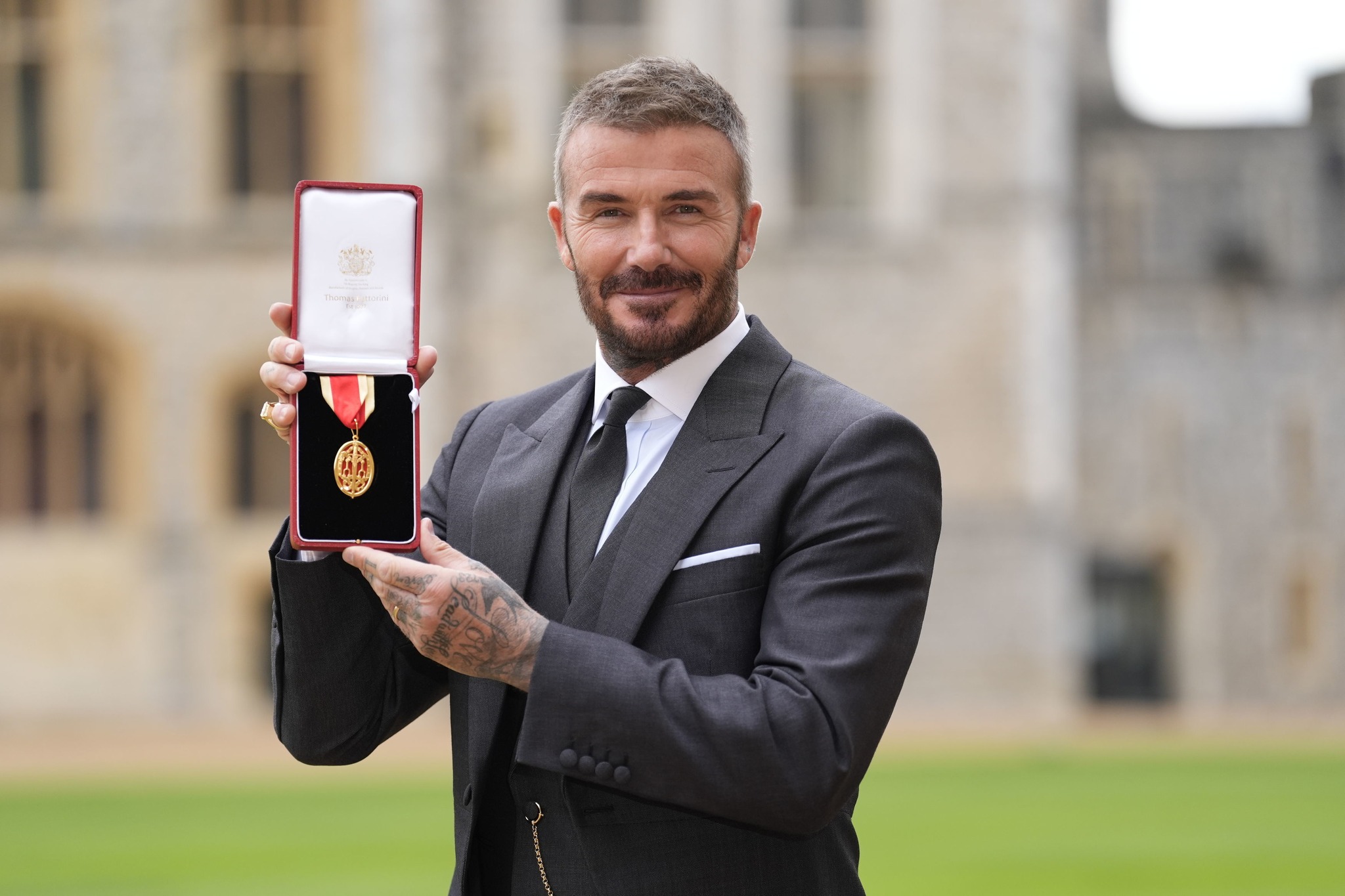 David Beckham es nombrado caballero por el rey Carlos III en una ceremonia en el Castillo de Windsor