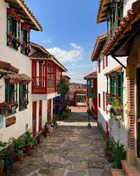 El pueblo boyacense que enamora con su estilo colonial y balcones llenos de flores
