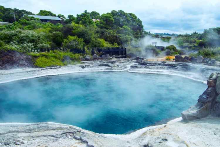 Bacterias de aguas termales producen un protector solar natural que podría revolucionar la fotoprote
